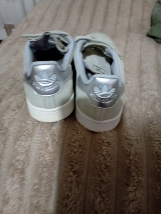 Суйчер и кецове на Адидас с нормални следи от употреба