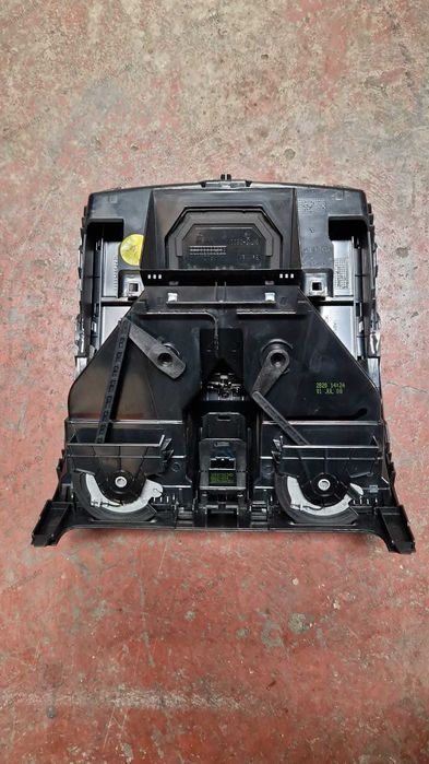 Grila ventilatie centrala VW Golf 5 cod 1K0 819 743 A