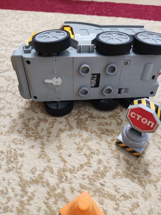 Лего машина на пульте управления.