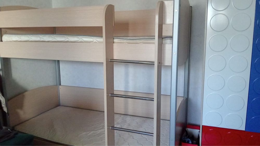 Детский кроват и шкаф