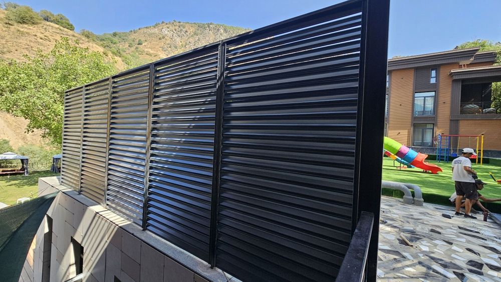 Совремнный металический забор жалюзи красиво и надежно.