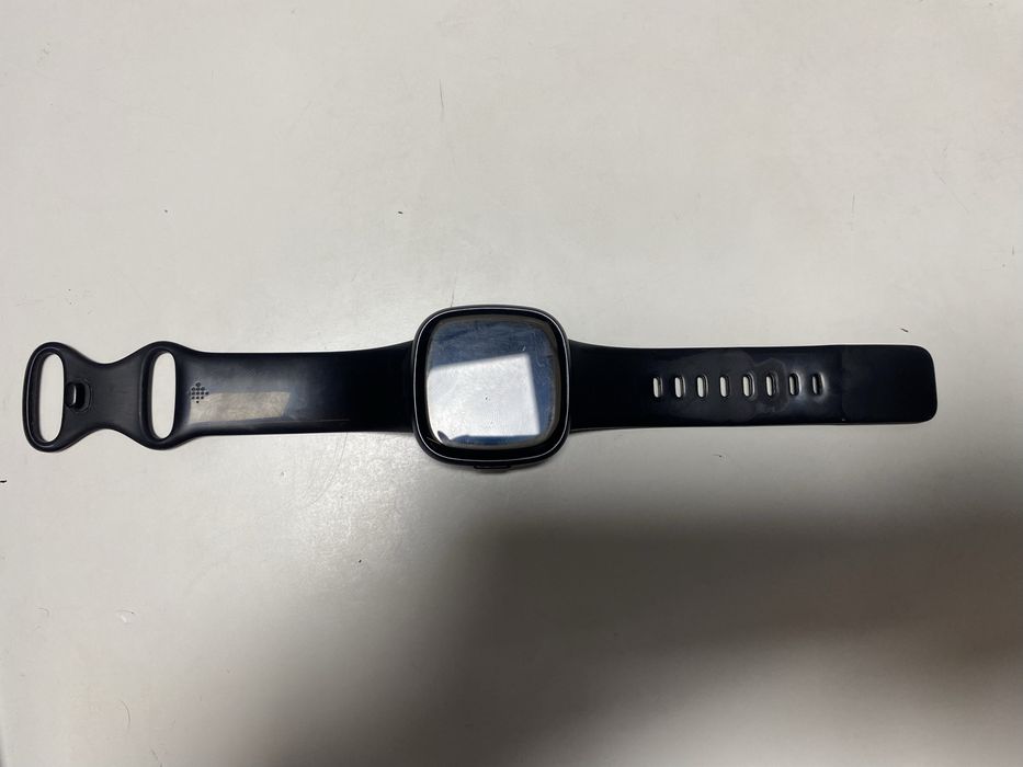 Продаю Fitbit Versa 4