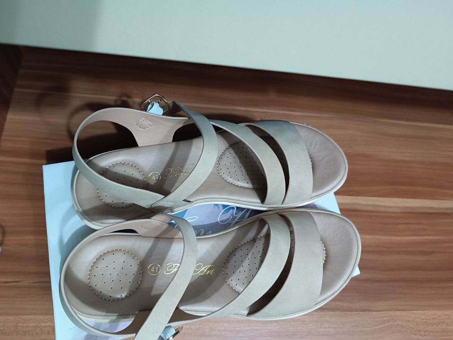 Продам летнюю обувь.