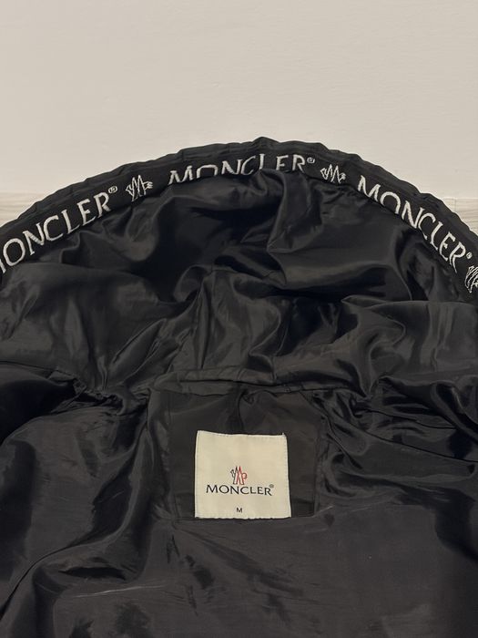 Vând geacă Moncler