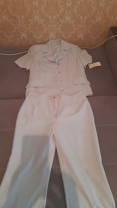 Продам костюм брючный