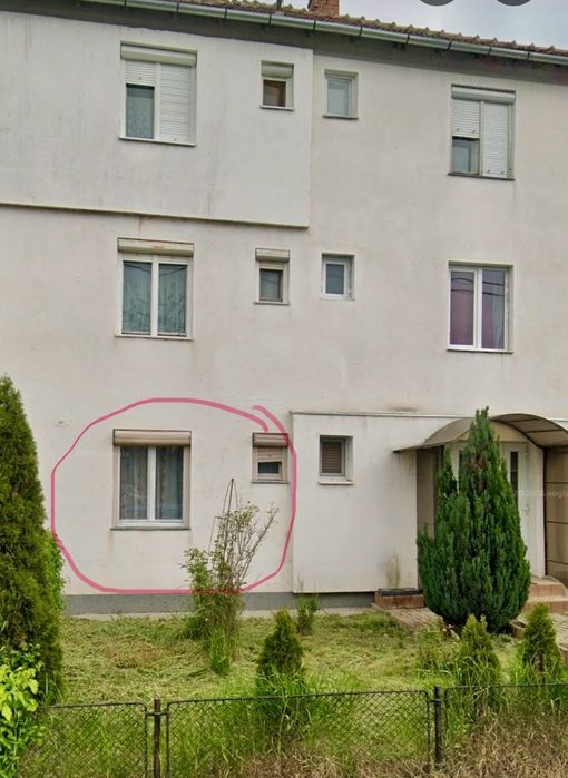 Vânzare apartament cu două camere, bloc de cărămidă, parter în bloc de 2 etaje, teren concesionat în față, adaptat pentru investiție sau locuință