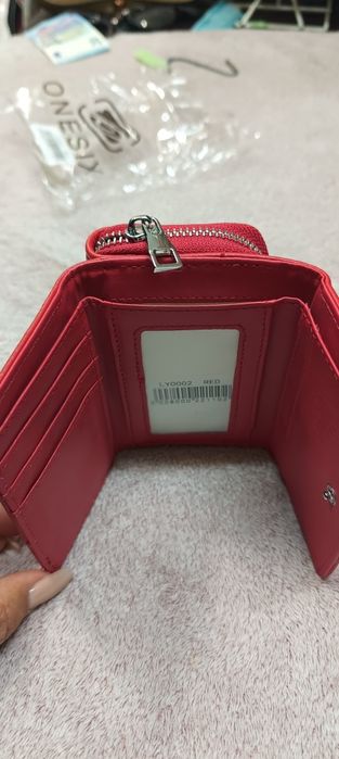 Продавам дамски портфейл