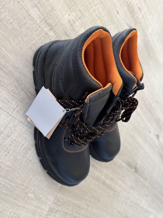 Bocanci cu protectie metalica