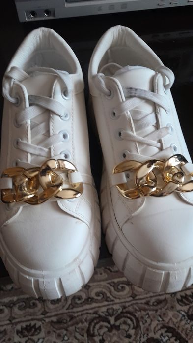 Фирменные кроссовки