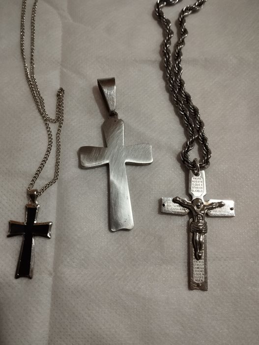 Продавам синджири с кръст и дамска гривна.