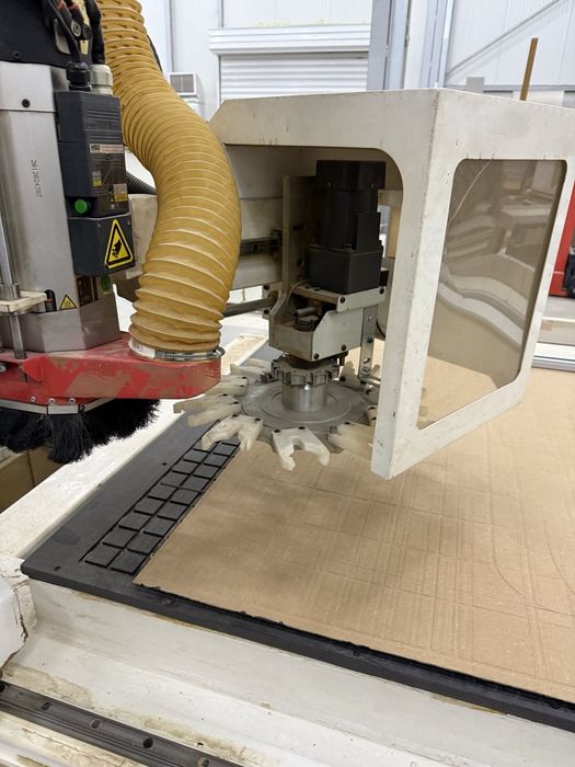 мощен cnc рутер с магазин за инструменти вакуум мотор 5,5,kw.