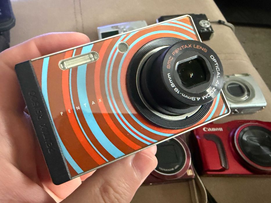 Комплект от 11 употребявани компактни фотоапарата Canon, Pentax, Nikon и други