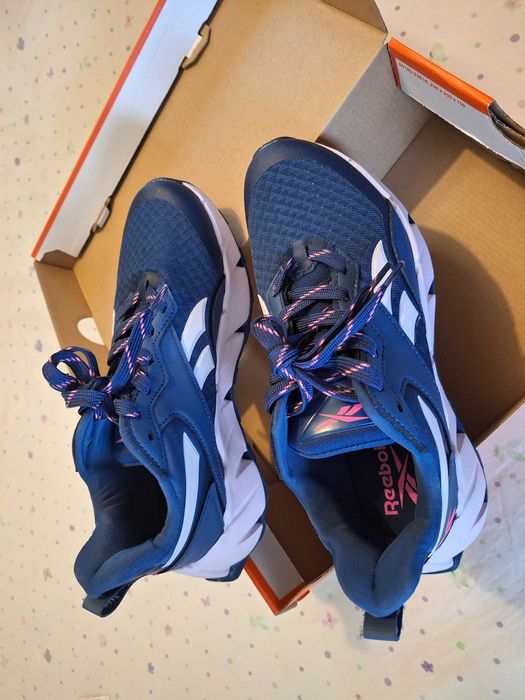 Чисто нови дамски маратонки REEBOK