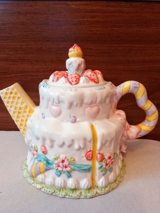 Два порцеланови чайника "Прасчо готвач" и"Торта"