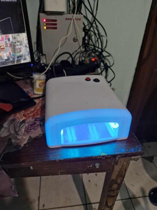 Маникюрная ультрофиолетовая лампа !!