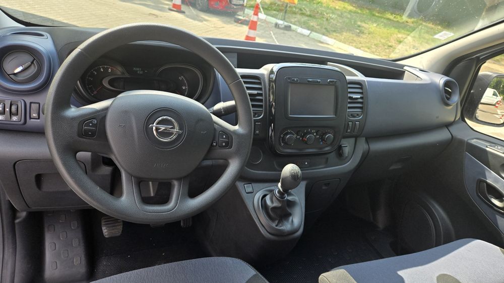 Inchiriez Opel Vivaro 8+1 locuri, Duba Transport Persoane