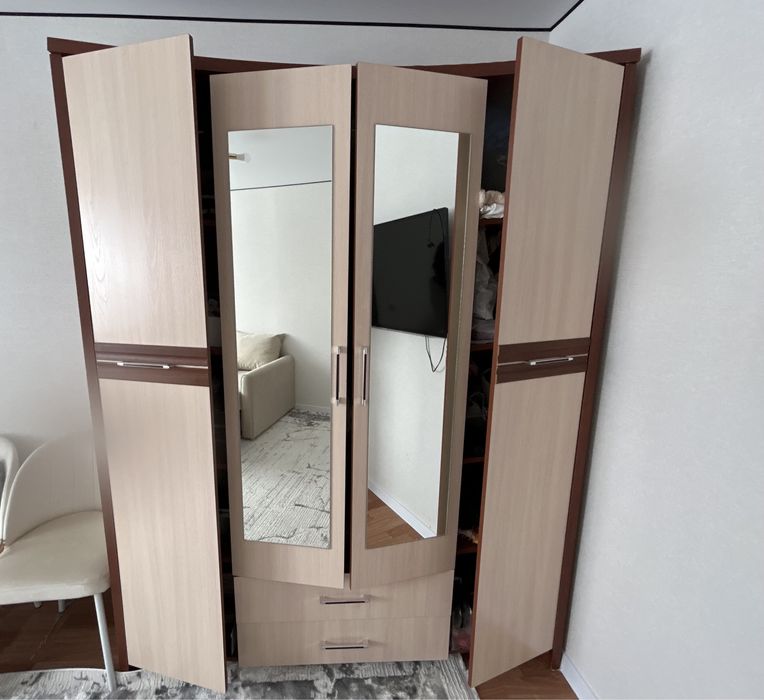 Коричневый шкаф для спальни.