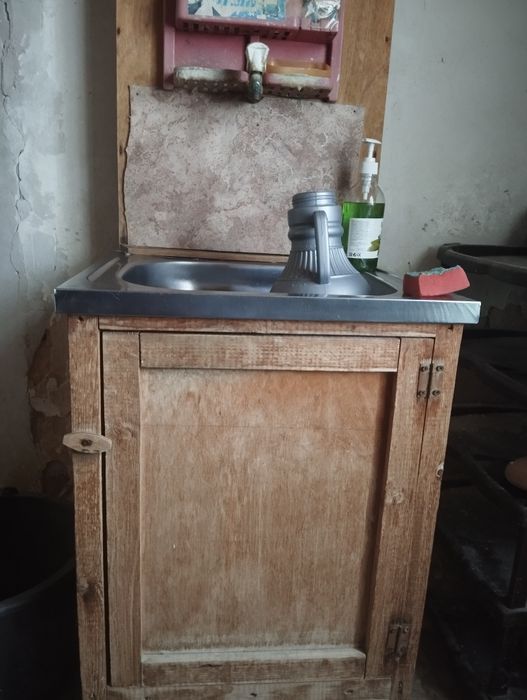 Продам умывальник дачный за 500,лестницу за 500,бочку за 500,будку