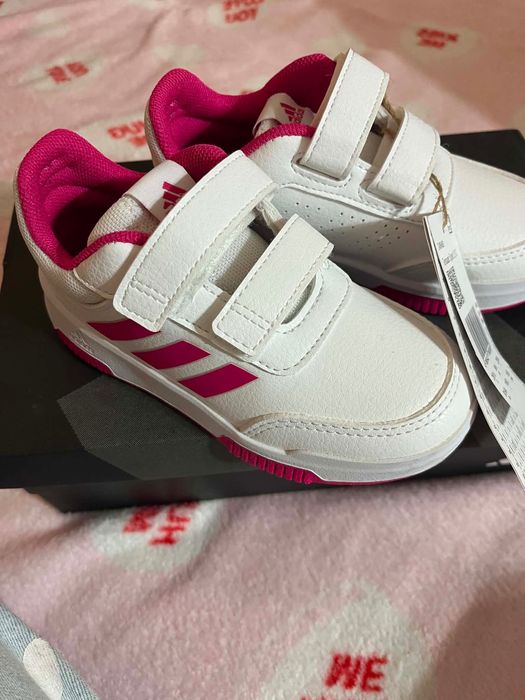 Детски обувки Adidas ! Чисто нови, номер 26.5 !