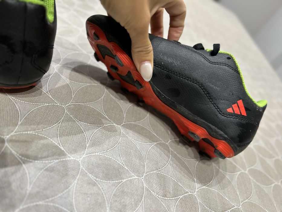 БУТОНКИ.    Обувани са буквално 2 пъти.