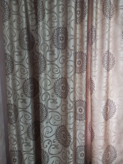 Vând 2 seturi de draperii identice