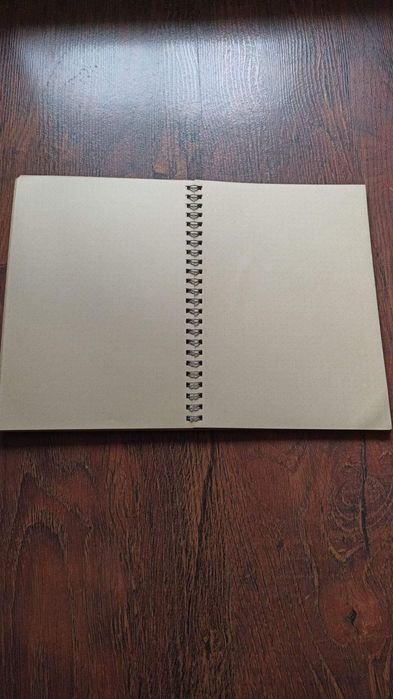 Албум/ споменик, подходящ за майки на бебета, да отразяват развитието