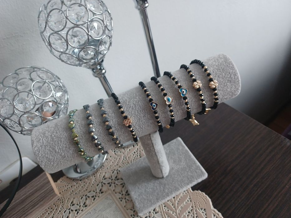 Гривни направени от маниста