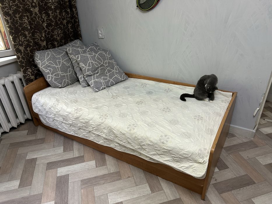 Кровать с матрацем прочная