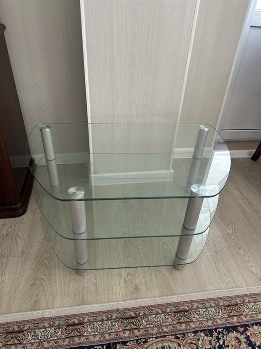 Стеклянный стол под телевизор