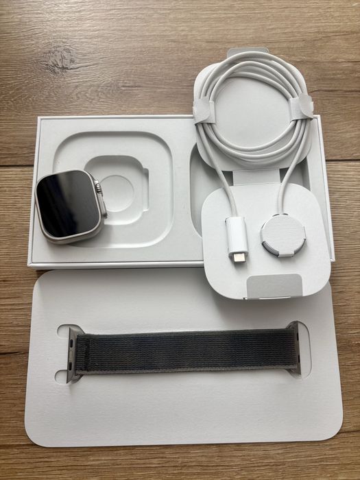 Apple Watch Ultra 2, GPS + Cellular, Carcasa Natural Titanium 49mm, Blue/Black Trail Loop - M/L