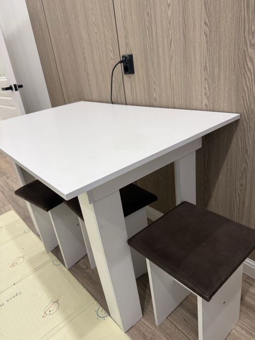 Белый кухонный стол и 4 стула.