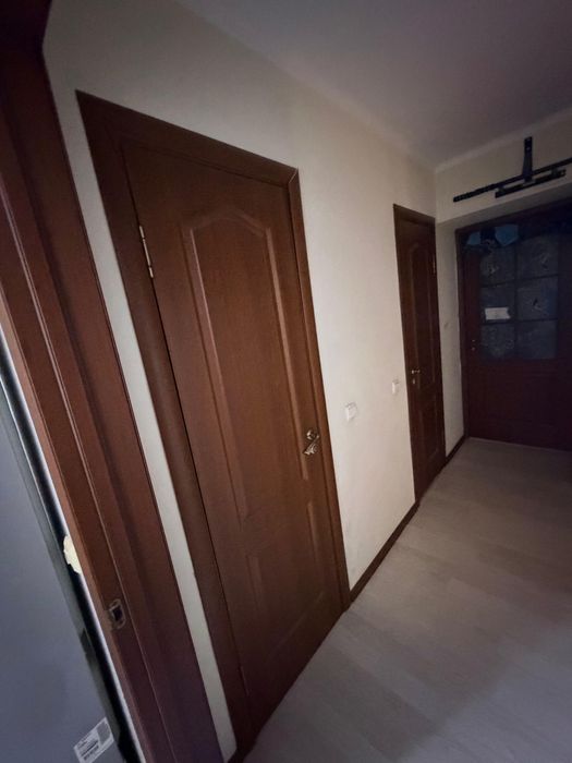 Продам межкомнатные двери с наличниками и доборками