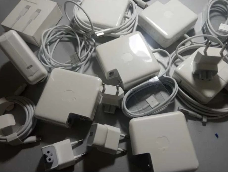 на MacBook 85W - зарядка, блок питания.