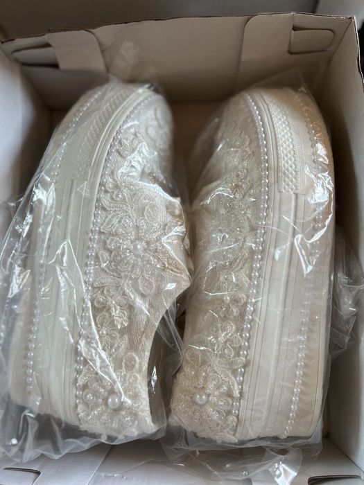 Чисто бели обувчици