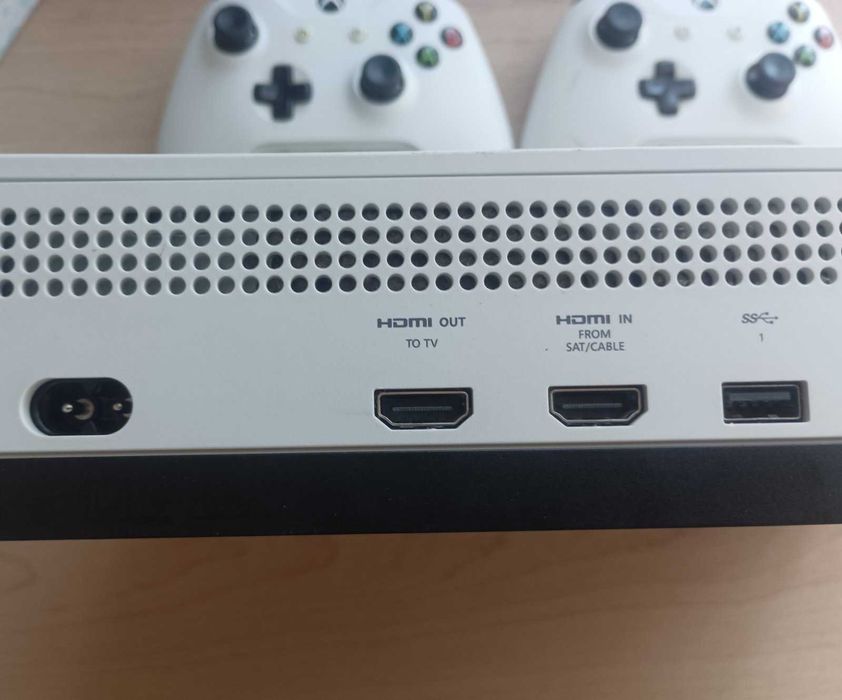 Xbox One S – 1T GB памет – отлично състояние – кутия