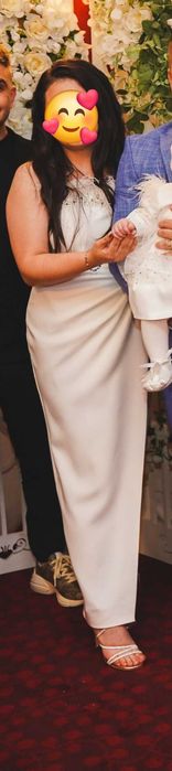 Rochie de damă elegantă albă cu pene si pietre, midi, purtata 2-3 ore