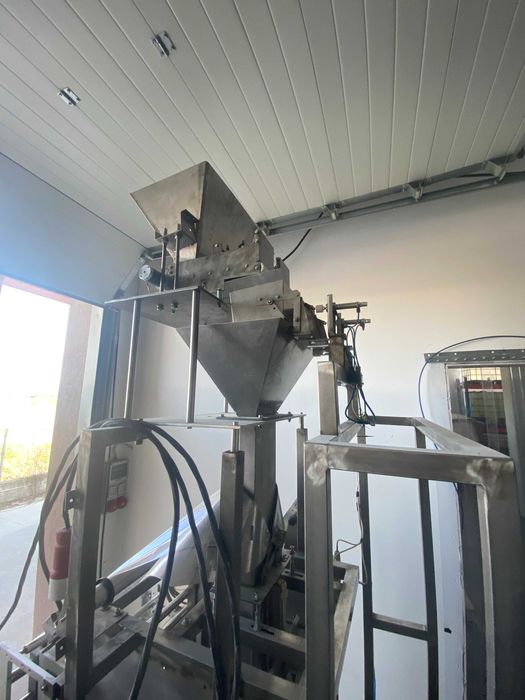 Пакетираща вертикално, тегловна машина за пакети от 1-4кг, почти нова