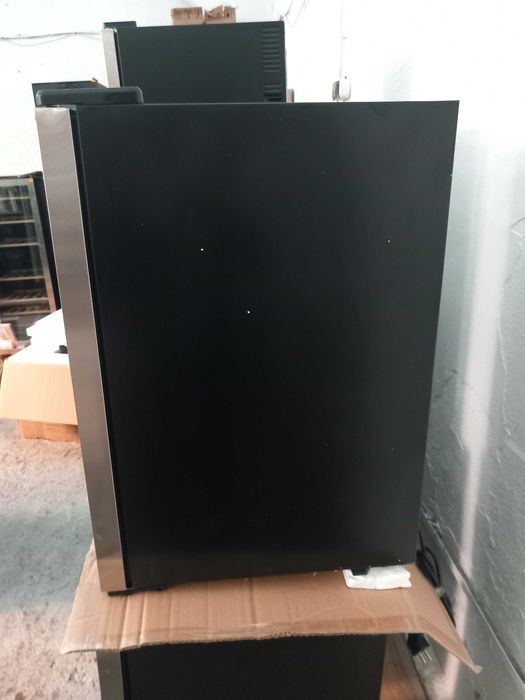 OFERTA Frigider pentru bauturi 60 L