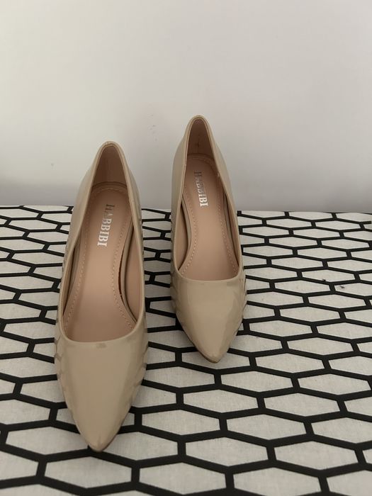 Pantofi cu toc gros bej crem lac piele ecologica