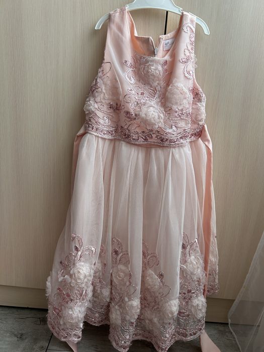 Нарядное платье для девочки (120см)