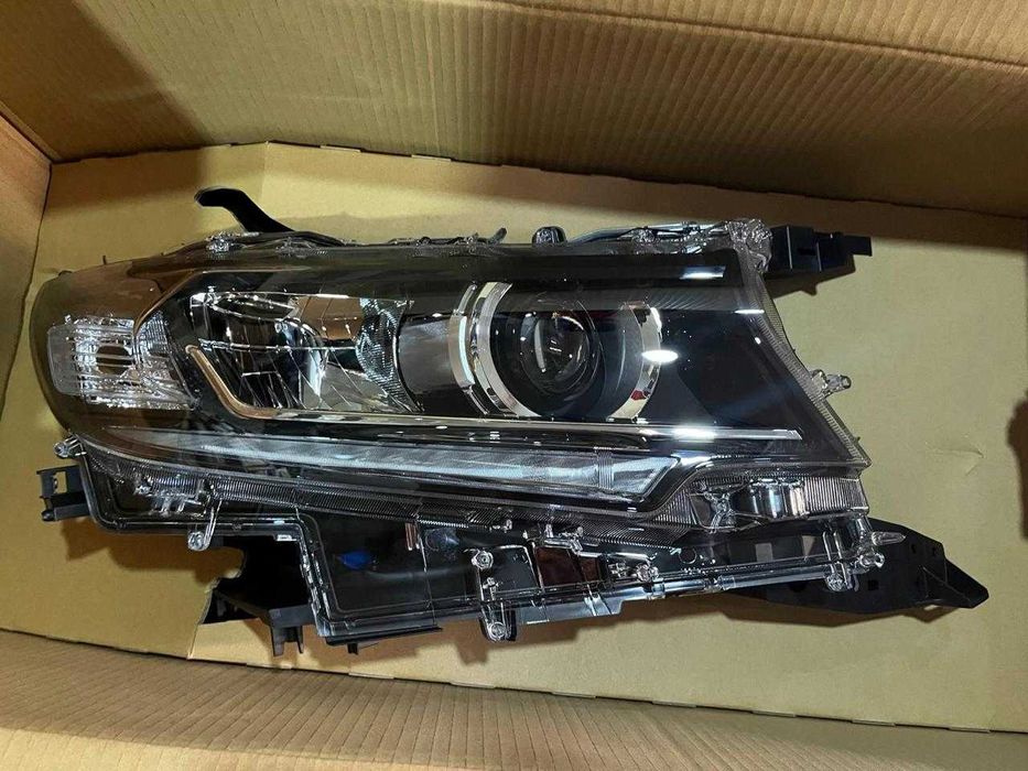 Фара правая Toyota Land Cruiser Prado 150 оригинал новая фары  Прадо