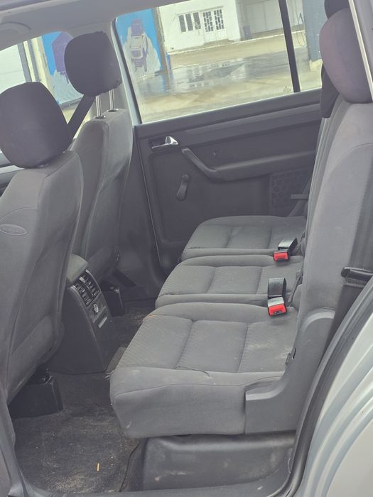 Vând Volkswagen Touran