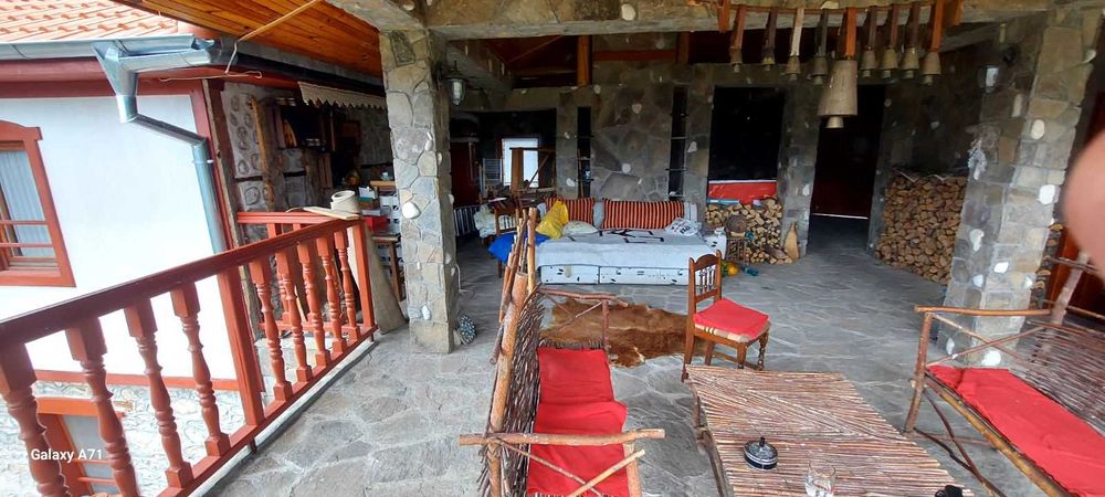 Продавам къща за живеене и къща за гости с голям двор