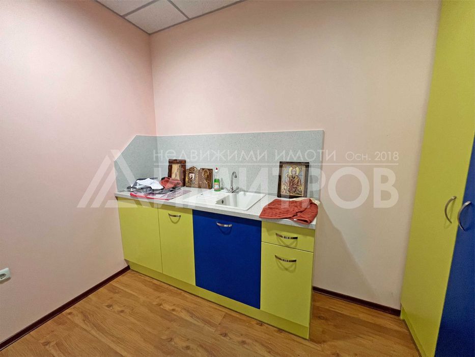 Дава под наем бизнес имот магазин, складово помещение в гр. Нови пазар