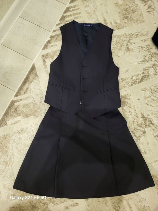 Продам жилет и юбку на девочку