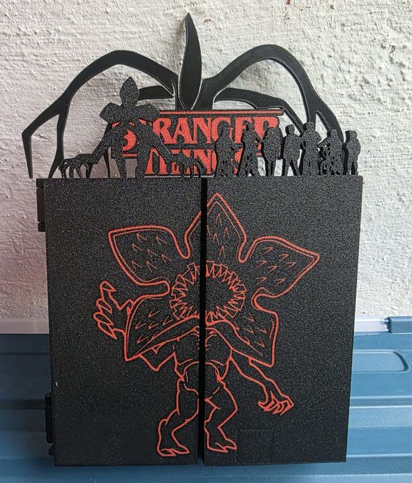 Уникална Кутия за Колекция Stranger Things (Kinder Joy)