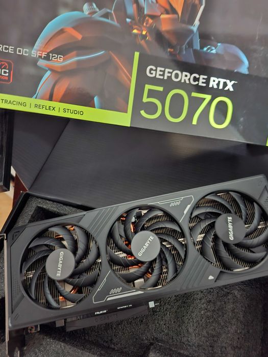 placa video RTX 5070 12gb la cutie folosita cateva zile  impecabila