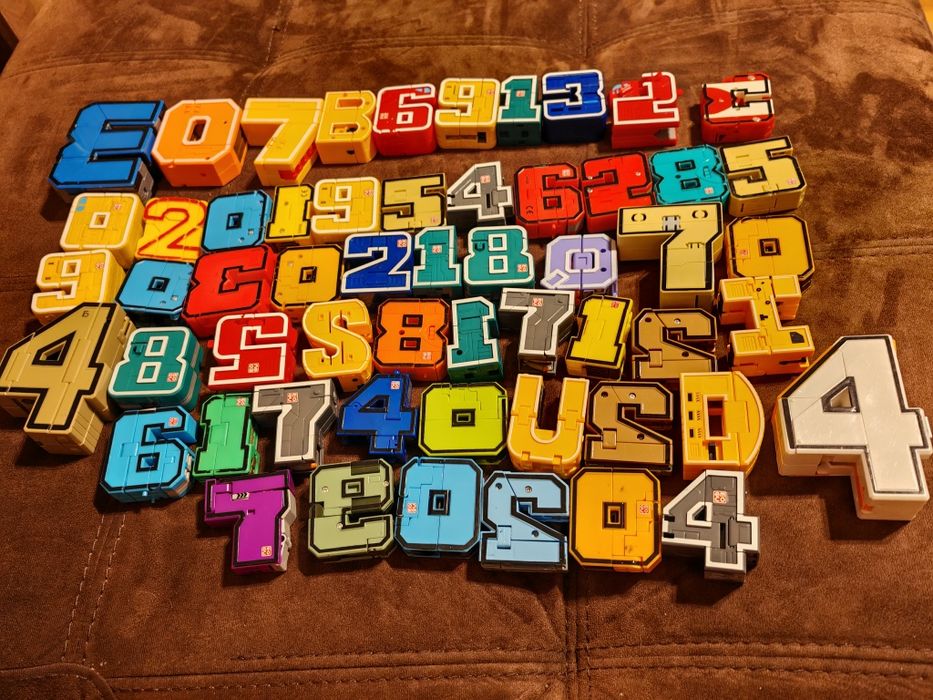 Продавам колекция от трансформиращи се цифри