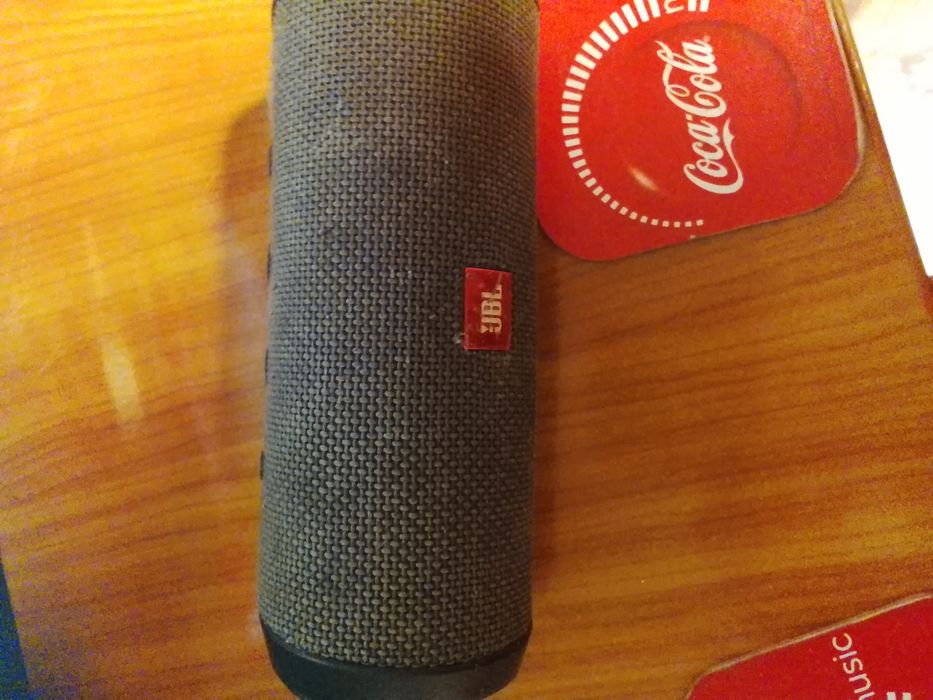 Boxa JBL conectare prin bluetooth. Este in stare aproape perfectă...are mici zgarieturi.