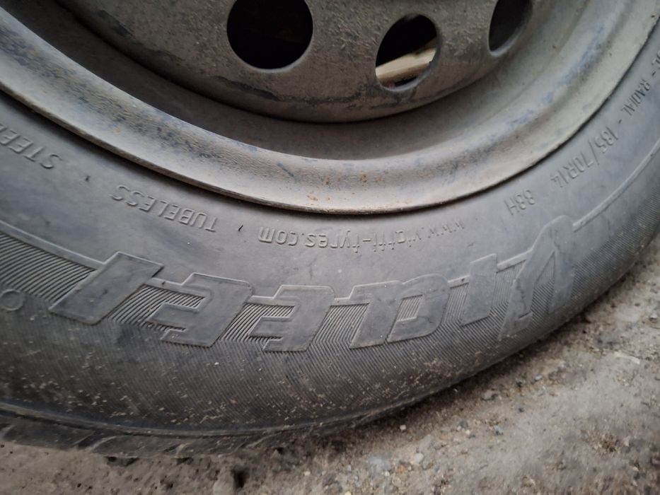 Продам 2шт летних шин срочно